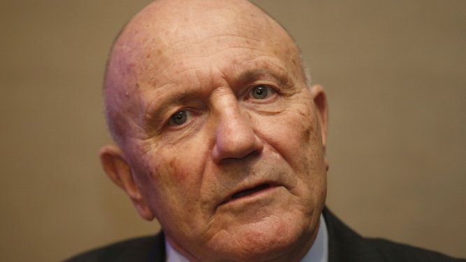 George Cohen, lateral derecho de la selección de Inglaterra que conquistó el Mundial de 1966, conversa con reporteros en el Hotel Royal Garden de Londres, el martes 5 de enero de 2016.&nbsp;