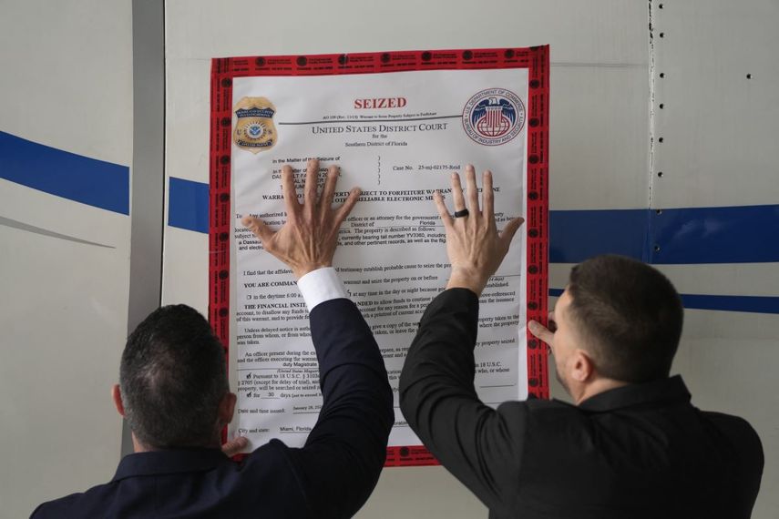 Un cartel de “incautado” se coloca en un avión del régimen venezolano durante una conferencia de prensa donde el Secretario de Estado de Estados Unidos, Marco Rubio, anunció su incautación en el Aeropuerto Internacional La Isabela en Santo Domingo, el 6 de febrero de 2025. 