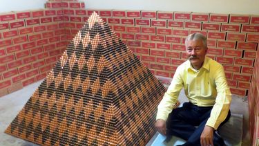 Captura de un video de la cuenta Penny Building Fool en YouTube donde se observa a Cory Nielsen, de 55 años, junto a su pirámide nombrada Cooper Beast (Bestia de cobre) que creó con 1.030.315 monedas de un centavo de dólar, conocidas en Estados Unidos con el nombre de penny.&nbsp;