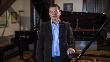 El pianista italiano Luigi Borgato posa en su taller con el Doppio Borgato (Trasero), un imponente ensamblaje de dos pianos de cola uno encima del otro, con 37 pedales, en Borgo Veneto, cerca de Padua el 8 de abril de 2021.&nbsp;