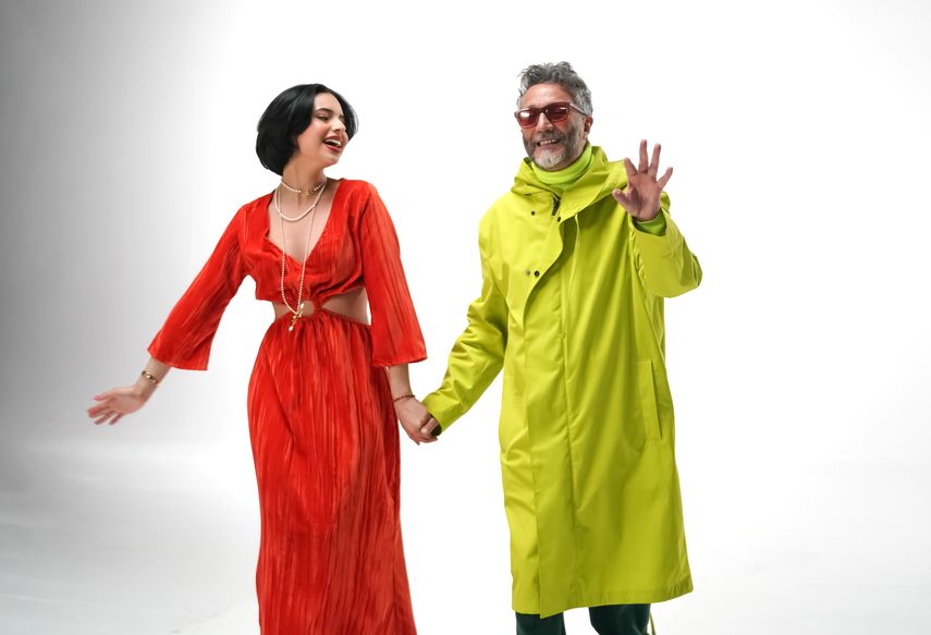 Fito Páez y Ángela Aguilar en el video de "Brillante sobre el mic".