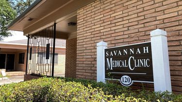 En esta imagen de archivo, el centro médico Savannah, que cerró recientemente y donde durante cuatro décadas se practicaron abortos, en Savannah, Georgia, fotografiado el 21 de julio de 2022.&nbsp;