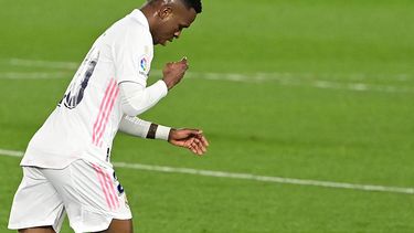 El delantero brasileño del Real Madrid Vinicius Junior se persigna mientras celebra tras marcar un gol durante el partido de fútbol de la liga española entre el Real Madrid CF y la Real Sociedad en el estadio Alfredo di Stefano de Valdebebas, en las afueras de Madrid, el 1 de marzo de 2021.&nbsp;