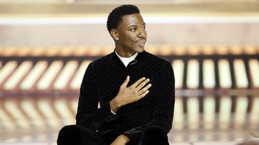 En esta imagen proporcionada por NBC el comediante estadounidense y maestro de ceremonias Jerrod Carmichael durante su monólogo en la 80 entrega de los Globos de Oro en el Hotel Beverly Hilton el martes 10 de enero de 2023.