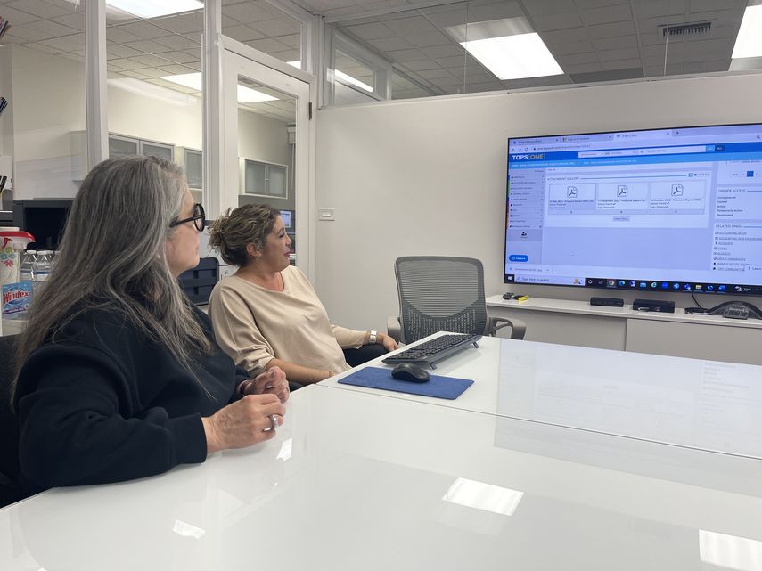 Jackie Díaz Sampol, presidenta de Cadisa y Natalia Bulnes, administradora de Cadisa, muestran la web donde los propietarios tienen acceso a toda la información del condominio.&nbsp;
