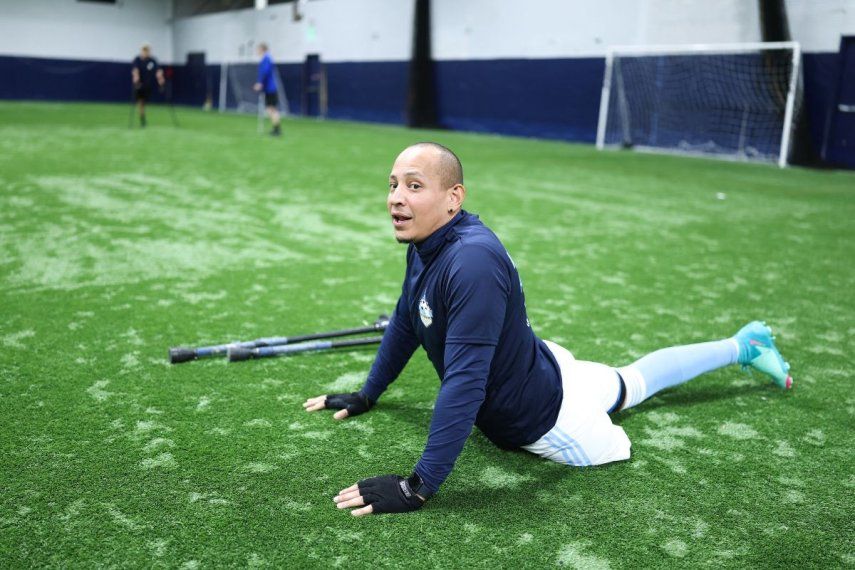 El venezolano Juan Carlos Vargas se estira durante una sesión de entrenamiento, el 16 de marzo de 2025.