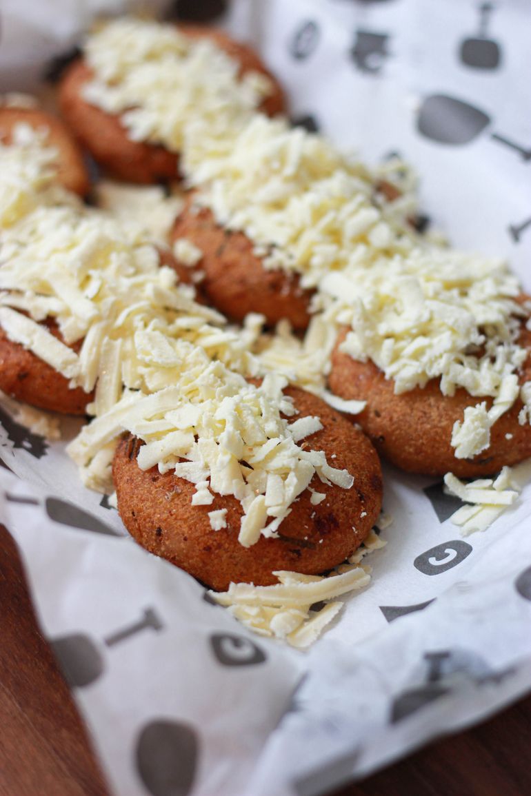 Arepas dulces con queso blanco rallado de Carbón Restaurant