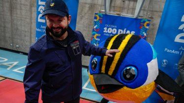 El presidente de Chile, Gabriel Boric, camina junto a la mascota de los Juegos Panamericanos, Fiu, a la llegada al evento que marca los 100 días para el inicio de la justa en el centro deportivo La Pintana en Santiago, Chile, el miércoles 12 de julio del 2023.