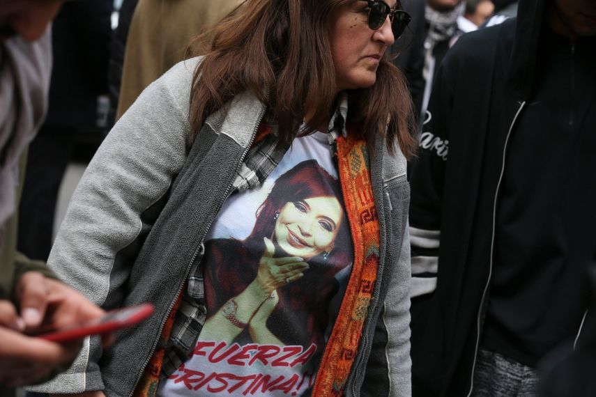 Afecta a Cristina Fernández, muestra una camisa alusiva a la expresidenta de Argentina.&nbsp;