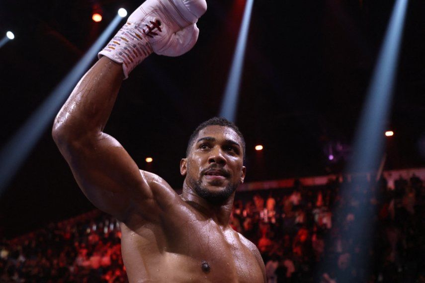 El británico Anthony Joshua celebra luego de conseguir la victoria por nocaut técnico en la cartelera del 23 de diciembre de 2023 en Arabia Saudí.
