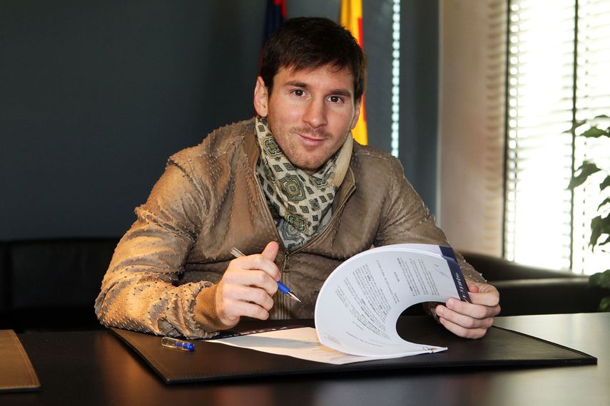 Messi firmando su última renovación, en mayo de 2014. (EFE)