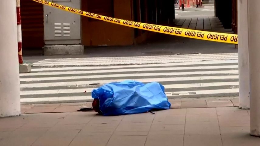 Un cuerpo sin vida cubierto por una manta azul permanec&iacute;a en una de las calles de Guayaquil, en el oeste de Ecuador, en medio de la pandemia de COVID-19.