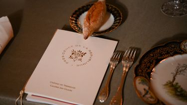 Una fotografía muestra un menú antes de un banquete estatal en el Palacio de Versalles, al oeste de París, el 20 de septiembre de 2023, el primer día de una visita de estado real británica a Francia.