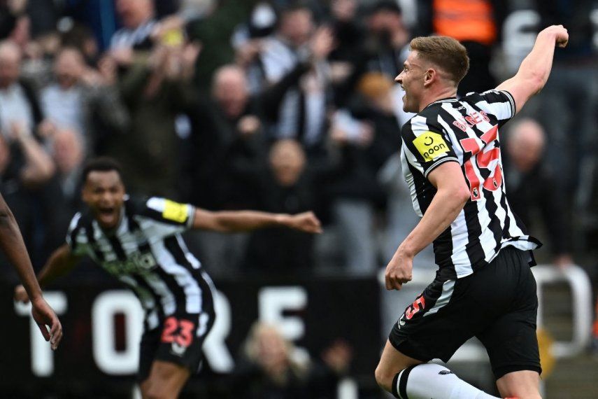 El centrocampista inglés del Newcastle United #15 Harvey Barnes (R) celebra después de anotar su cuarto gol durante el partido de fútbol de la Premier League inglesa entre Newcastle United y West Ham United en St James Park en Newcastle-upon-Tyne, al noreste de Inglaterra, el 30 de marzo. 2024. &nbsp;