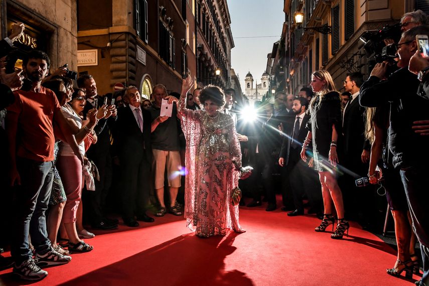 En esta foto de archivo tomada el 4 de julio de 2017, la actriz italiana Gina Lollobrigida saluda a su llegada a Via Condotti para celebrar su 90 cumpleaños, en la alfombra roja frente a Piazza di Spagna, en el centro de Roma.