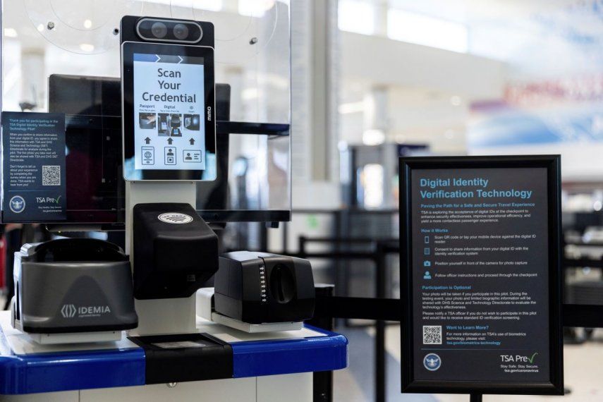 La nueva tecnología de reconocimiento facial de la Administración de Seguridad en el Transporte en un puesto de control del Aeropuerto Internacional de Baltimore-Washington, en Glen Burnie, Maryland.