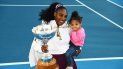Serena Williams sostiene con un brazo a su hija Alexis Olympia Ohanian Jr., y con el otro la copa de campeona del ASB Classic en Auckland, Nueva Zelanda, 12 de junio de 2020. Serena Williams sostiene con un brazo a su hija Alexis Olympia Ohanian Jr., y con el otro la copa de campeona del ASB Classic en Auckland, Nueva Zelanda, 12 de junio de 2020.
