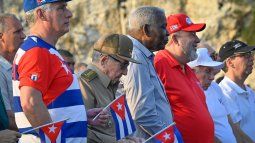 El dictador Raúl Castro luce cabizbajo durante la conmemoración atrasada del Primero de Mayo, en La Habana, Cuba.