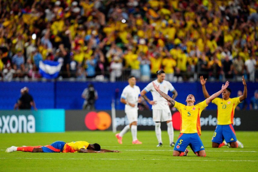 Los jugadores de Colombia celebran la victoria 1-0 ante Uruguay en la semifinal de la Copa América, el miércoles 10 de julio de 2024, en Charlotte.&nbsp;