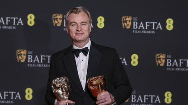El director Christopher Nolan, ganador del premio a la mejor película y dirección por Oppenheimer posa en la 77a entrega de los Premios de la Academia Británica de Cine (BAFTA) en Londres el domingo 18 de febrero de 2024.&nbsp;