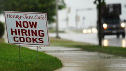 Un cartel indica vacantes para cocinero en una cafetería de Downers Grove, Illinois. &nbsp;