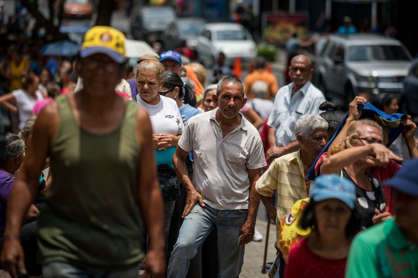 Fotografía fechada el 18 de abril del 2019 que muestra a un grupo de personas mientras esperan para recibir ayuda humanitaria de Cruz Roja, en Caracas (Venezuela).