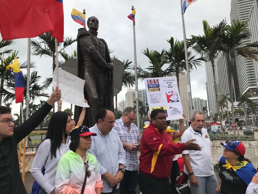 Delante de la estatua del Libertador Simón Bolívar, exiliados venezolanos expresaron su descontento por el proceso electoral que se avecina en ese país sudamericano.