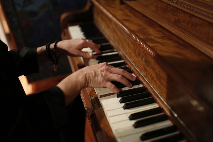 El compositor y productor George Noriega toca el piano en su estudio en Davie, Florida. Noriega ha producido &eacute;xitos de la m&uacute;sica latina como Calma de Pedro Cap&oacute;, ganadora del Latin Grammy a la canci&oacute;n del a&ntilde;o en noviembre.&nbsp;