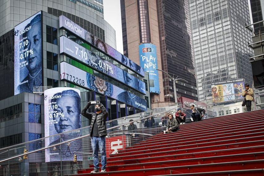 En esta foto del 20 de marzo de 2020, transe&uacute;ntes en un casi vac&iacute;o Times Square, en Nueva York. El cierre de Broadway por la pandemia del coronavirus se extendi&oacute; al menos hasta principios de septiembre.