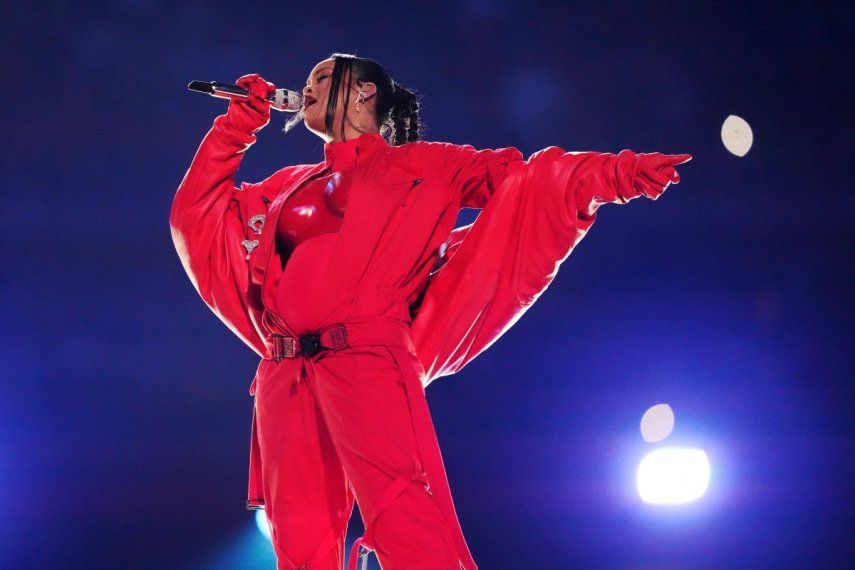 Rihanna se presenta durante el espectáculo de medio tiempo del partido de fútbol americano NFL Super Bowl 57 entre los Kansas City Chiefs y los Eagles de Filadelfia, el domingo 12 de febrero de 2023 en Glendale, Arizona 