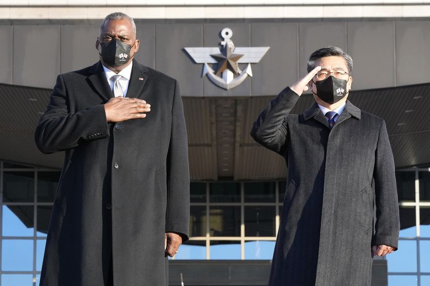 El secretario de Defensa de Estados Unidos, Lloyd Austin (izquierda) y el ministro de Defensa de Corea del Sur, Suh Wook, durante una ceremonia de bienvenida en el Ministerio de Defensa surcoreano, en Seúl, Corea del Sur, el 2 de diciembre de 2021.&nbsp;
