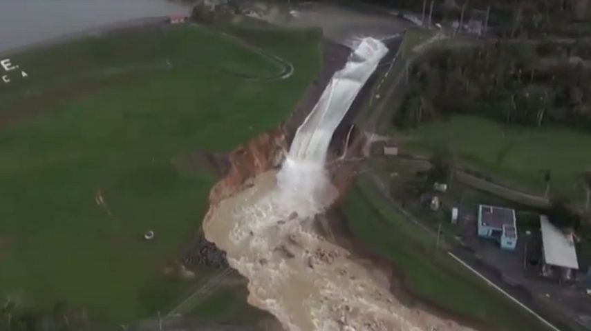 Captura de video que muestra un fallo en la represa Guajataca, en Puerto Rico, que pone en riesgo a unas 70.000 personas en los poblados de Isabela y Quebradillas.