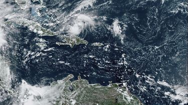 Esta imagen satelital proporcionada por la Oficina Nacional de Administración Oceánica y Atmosférica de Estados Unidos (NOAA, por sus siglas en inglés) muestra el huracán Oscar, el sábado 19 de octubre de 2024.