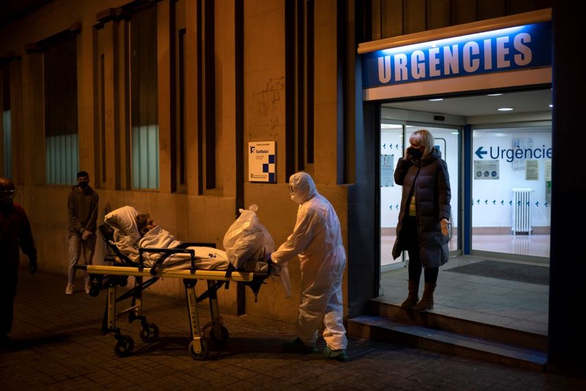 Un paciente con COVID-19 es transferido de un hospital de Barcelona a una ambulancia el viernes 27 de marzo de 2020.