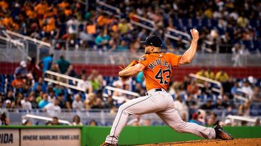 McCullers&nbsp;utilizó zapatillas con las iniciales y el número de José Fernández.