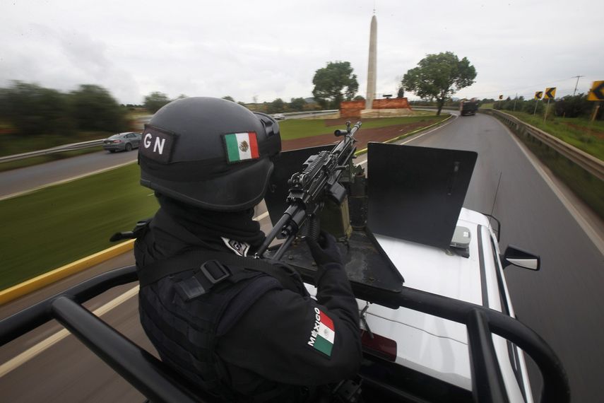 La Guardia Nacional patrulla la autopista de Zacatecas-Fresnillo tras una serie de choques y ataques entre cárteles de la droga en el estado de Zacatecas, México, el martes 13 de julio de 2021. Hay más de 100.000 guardias nacionales desplegados en México, además del Ejército, pero la violencia continúa.&nbsp;