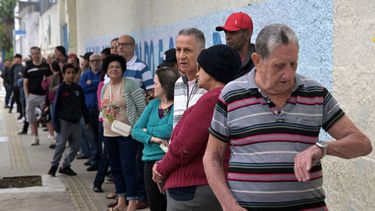 La gente hace cola para votar durante la segunda vuelta de las elecciones municipales en Sao Paulo, Brasil, el 27 de octubre de 2024.&nbsp;