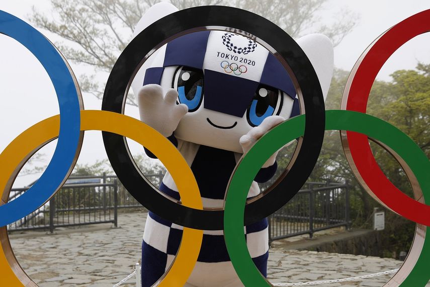 En esta imagen, tomada el 14 de abril de 2021, la mascota de Tokio 2020, Miraitowa, posa con los aros olímpicos tras la ceremonia de presentación del símbolo en el monte Takao, en Hachioji, al oeste de Tokio, al inicio de la cuenta regresiva de 100 para el inicio de los Juegos.&nbsp;