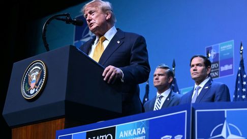 El presidente de Estados Unidos Donald J. Trump y detrás el secretario de Estado, Marco Rubio, y el de Defensa&nbsp;