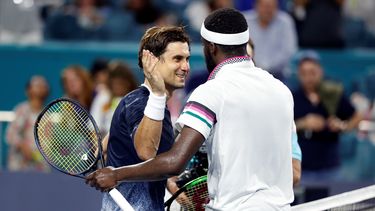 El tenista español David&nbsp;Ferrer&nbsp;saluda al estadounidense Frances Tiafoe tras un partido del Abierto de Tenis de Miami disputado este lunes en Miami, Florida (EEUU).&nbsp;