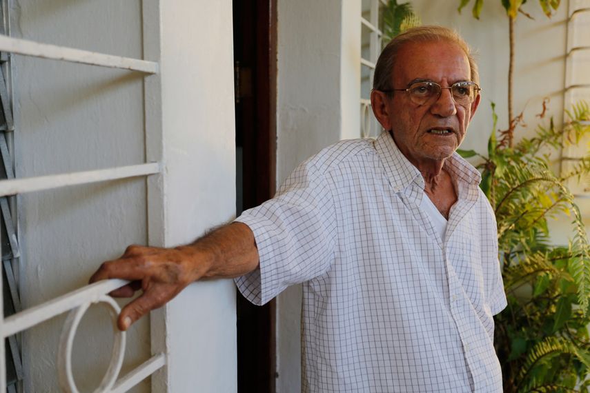 Rolando Sarraff habla a la entrada de su casa en La Habana, Cuba, el jueves 18 de diciembre de 2014. Un ex funcionario de inteligencia en Estados Unidos identificó públicamente al hijo de Rolando como el espía cuyo nombre no fue proporcionado y que Was