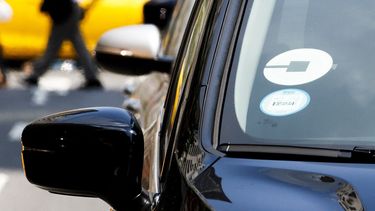 Vista de un auto con el logo de la compañía de transporte privado Uber.