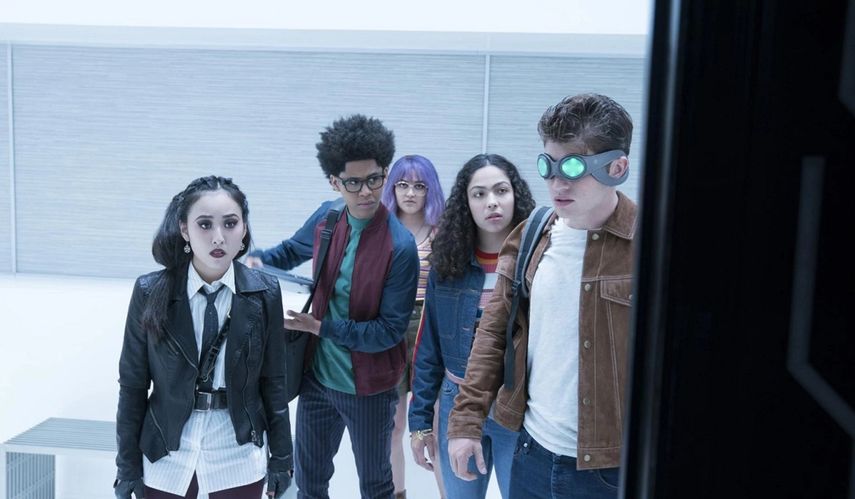 Estamos muy emocionados de contar más historias de Runaways y estamos muy agradecidos con Marvel, Hulu, nuestro increíble elenco, dijeron los showrunners Josh Schwartz y Stephanie Savage.