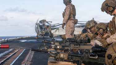 Marines estadounidenses realizan ejercicios de tiro real en la cubierta a bordo del USS Iwo Jima mientras navegan en el Mar Caribe.