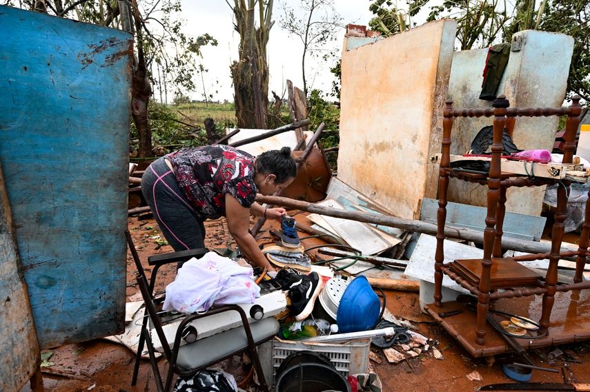 Una mujer recoge algunas pertenencias entre los escombros de su casa después del paso del huracán Rafael en Alquizar, provincia de Artemisa, Cuba, el 7 de noviembre de 2024.