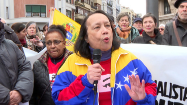 La cónsul de Venezuela en Bilbao, Glenna del Valle Cabello, llamó a los venozolanos a activarse para derrotar la agresión imperialista del presidente de EEUU, Donald Trump, al que ha calificado de asesino y criminal.&nbsp;