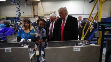 Fotografía publicada por The New York Times del presidente electo Donald Trump en las instalaciones de la planta de la compañía Carrier, en Indiana.