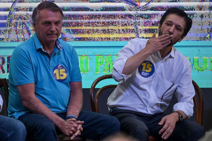 El candidato a la alcaldía de Sao Paulo, Ricardo Nunes (R), y el expresidente de Brasil, Jair Bolsonaro, participan en un mitin de campaña en Sao Paulo, Brasil, el 22 de octubre de 2024.