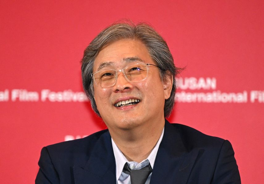 El director surcoreano Park Chan-wook asiste a una conferencia de prensa para la película de apertura No Other Choice del 30º Festival Internacional de Cine de Busan (BIFF) en el Busan Cinema Center en Busan el 17 de septiembre de 2025.