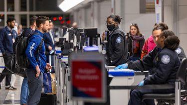 Los oficiales de seguridad de la Administración de Seguridad en el Transporte (TSA) controlan a los pasajeros en el Punto de Control de Seguridad Norte en el Aeropuerto Nacional Reagan de Washington en Arlington, Virginia, Estados Unidos, el 17 de marzo de 2026.